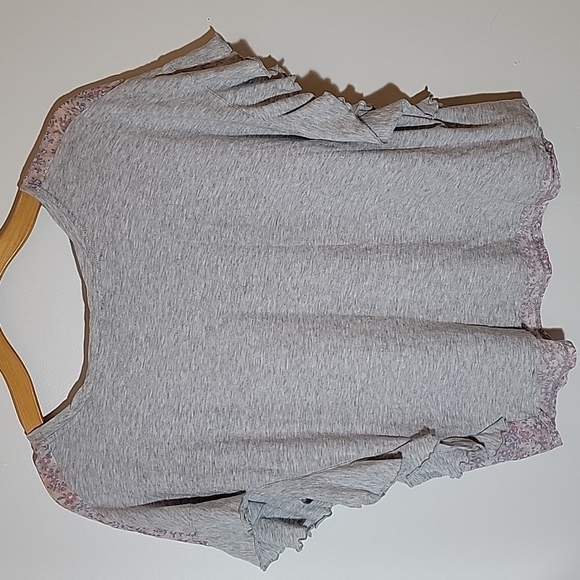 Vince Comuto Floral Chiffon Overlay Front Grey Soft Tee Shirt Flutter Sleeve L - Picture 6 of 7